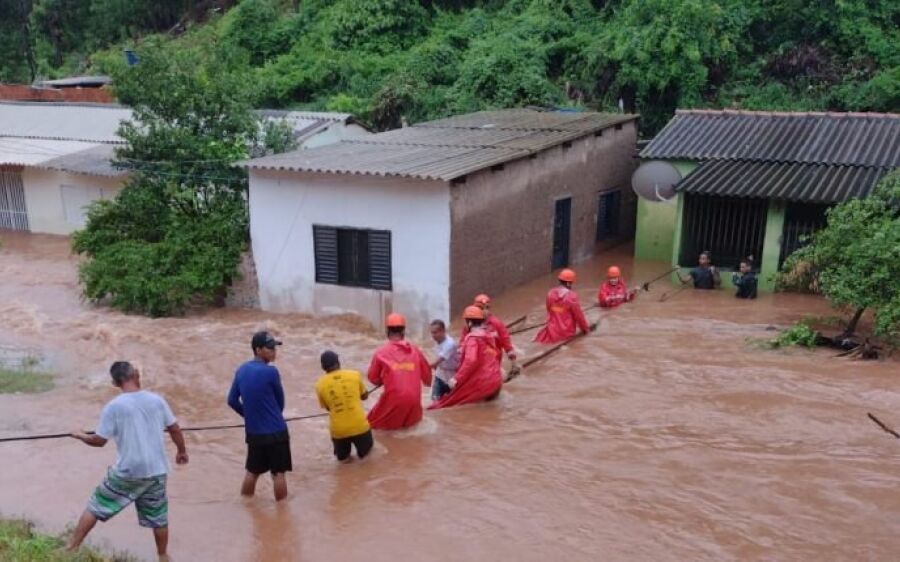 Tempestade deixa casas alagadas e Bombeiros resgatam moradores em Corumbá