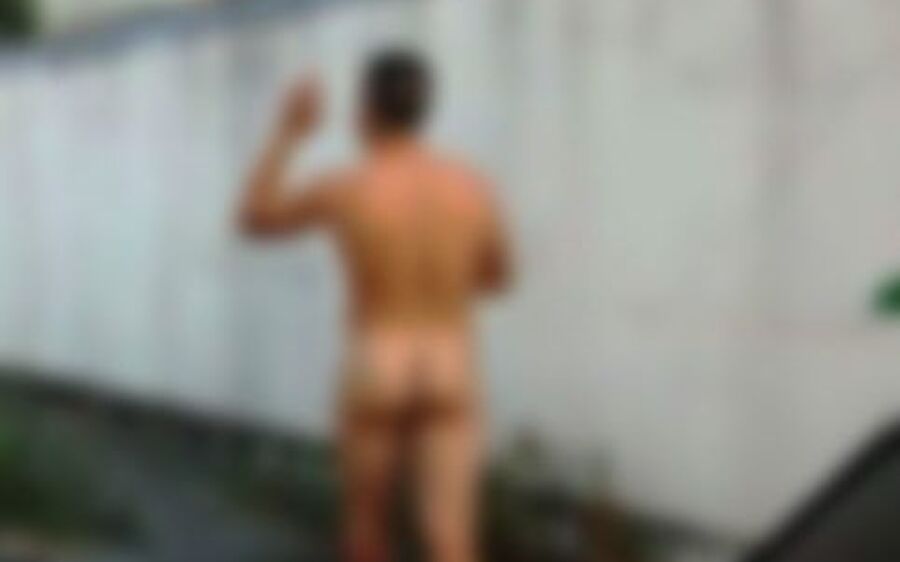 Homem é flagrado nu após ser obrigado a deixar roupas como garantia de pagamento em bar