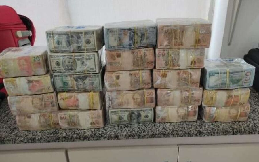 Pedreiro é preso com duas malas cheias de dólares e reais