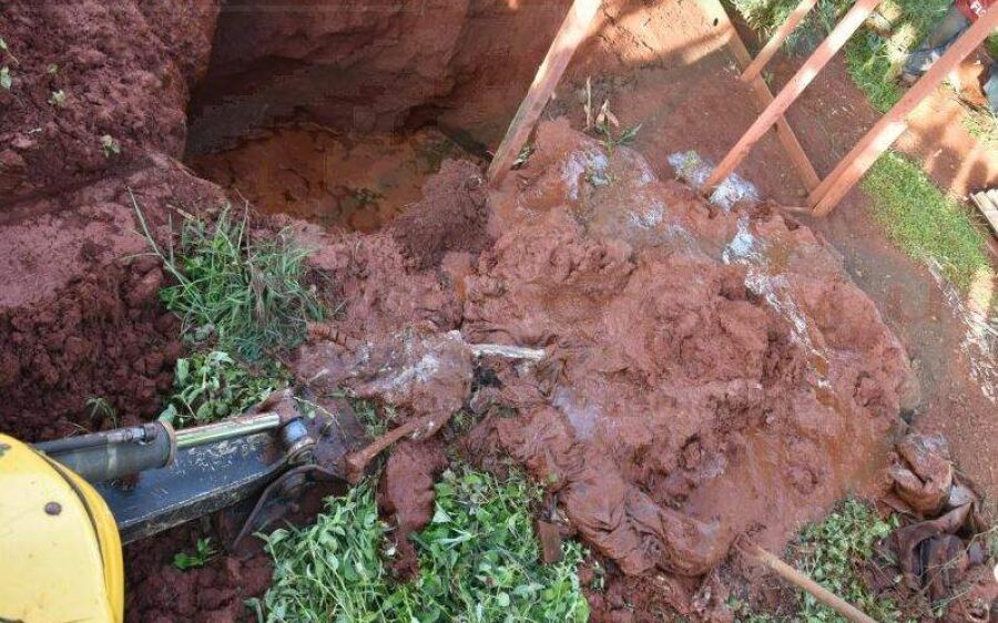 Cadáver é encontrado enterrado em fossa séptica