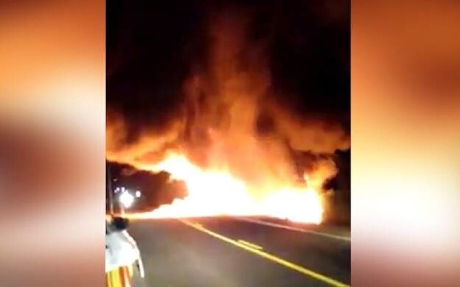 Incêndio derrete ônibus de viagem que trazia 40 pessoas para Campo Grande