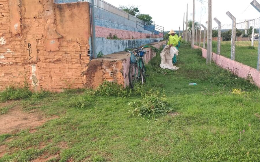 Secretaria de Obras realiza limpeza no Estádio Municipal e na sede do Conselho Tutelar