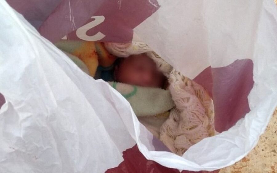 Ainda com cordão umbilical, bebê foi abandonado com sacola aberta para ‘respirar’
