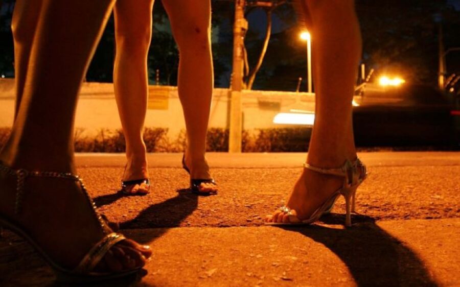 Falsos clientes tentam roubar garotas de programa e acabam agredidos com garrafadas