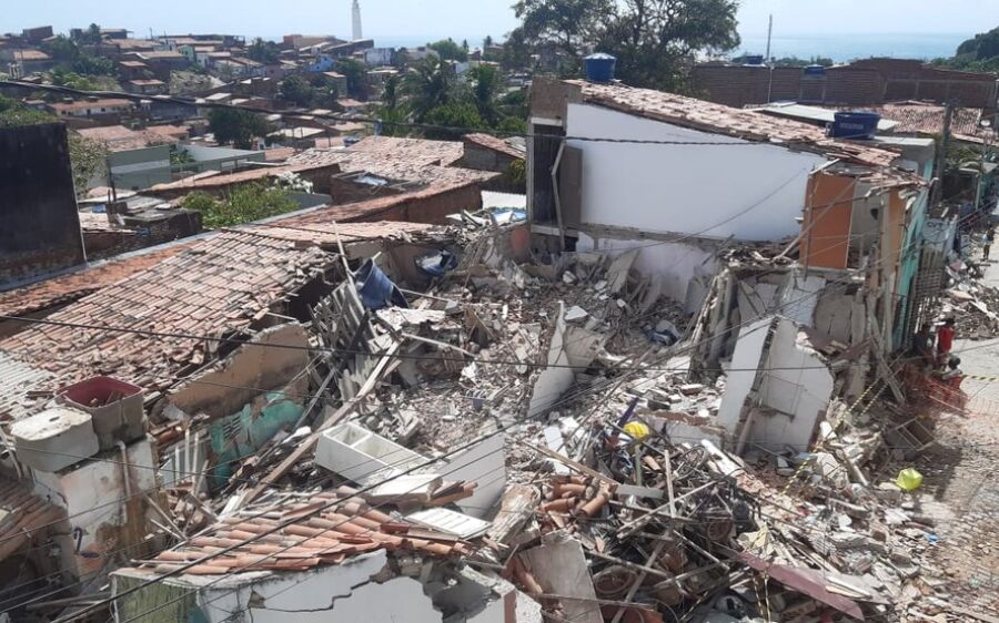 Após explosão, cinco casas desabam na Zona Leste de Natal; quatro pessoas morrem