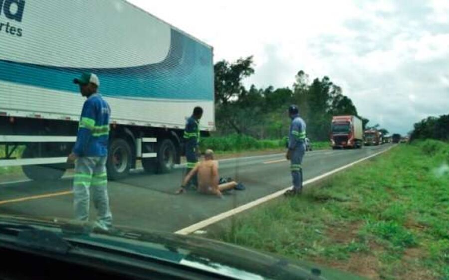 Homem fica peladão em rodovia e quase provoca acidente em MS