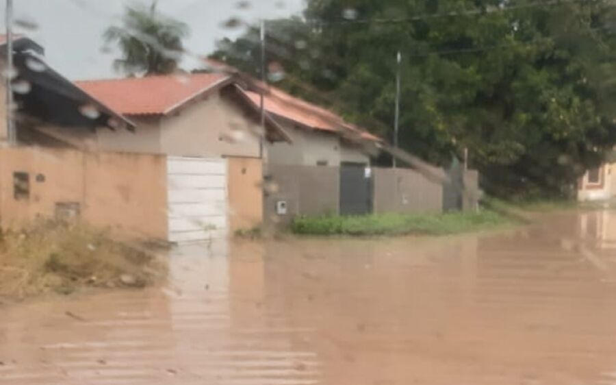 Forte chuva desabriga moradores e deixa ruas de Coxim intransitáveis