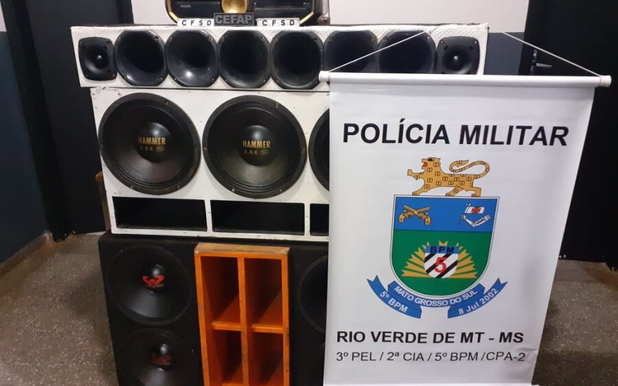 PM apreende grande aparelhagem de som de veículos e prende autores por perturbação da tranquilidade