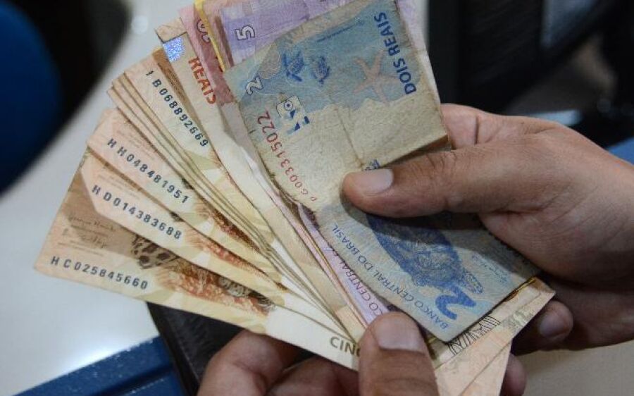Governo planeja lançar auxílio estadual para famílias carentes