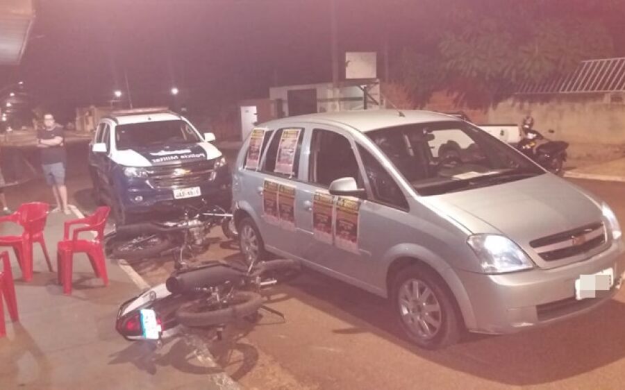 Motorista é preso por embriaguez ao volante após colidir em motocicletas estacionadas em Coxim