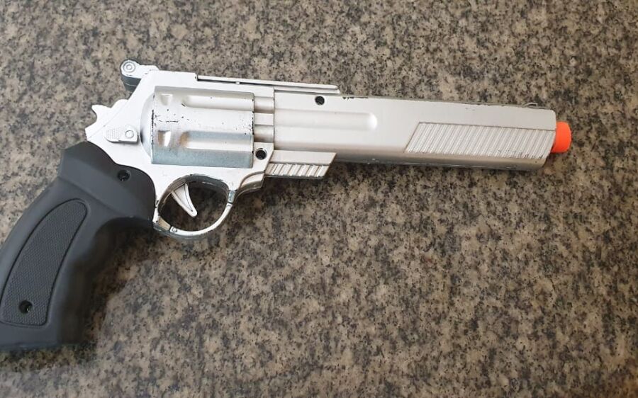 Polícia Militar prende homem com simulacro quando tentava entrar em Fórum de Coxim