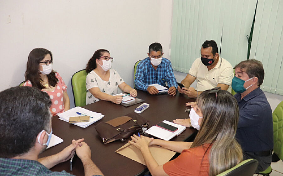 Prefeito reúne secretários para  elaborar plano de redução à Covid-19