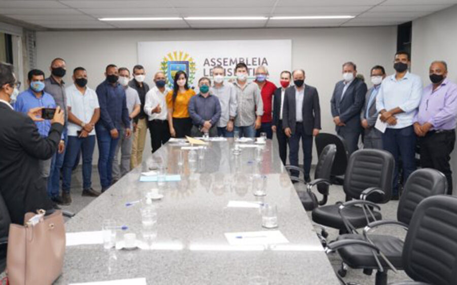 Prefeito se reúne com bancada estadual para tentar manter frigorífico JBS de Coxim aberto