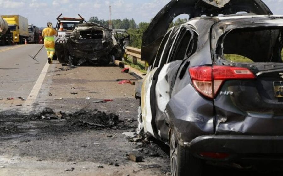 Veículos pegam fogo e passageiros se salvam após engavetamento na BR-163