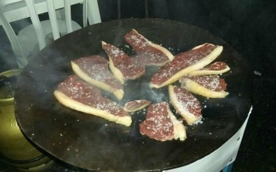 Morre menina de 14 anos que teve corpo queimado enquanto fazia bife na chapa