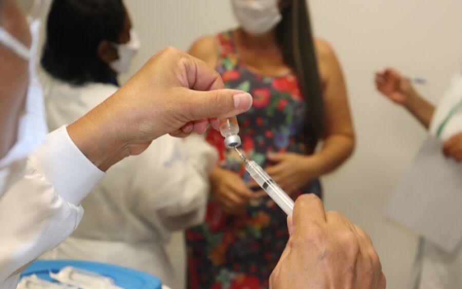 Vacinas contra a Covid-19, estarão disponíveis até amanhã para idosos acima de 80 anos em Coxim