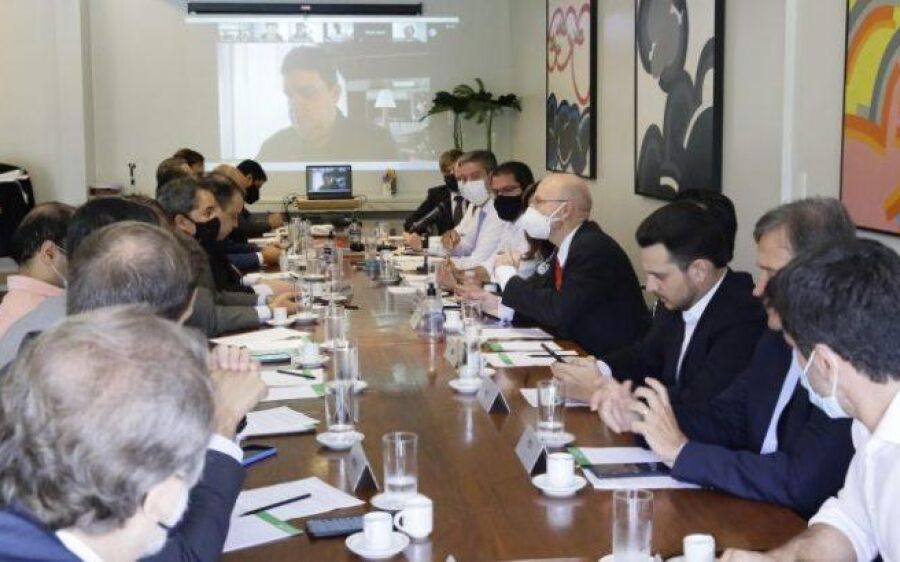 Líderes decidem votar projeto que autoriza estados, municípios e setor privado a comprar vacinas