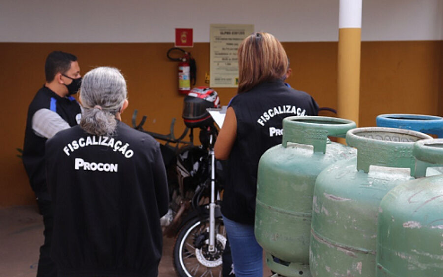Procon de Coxim fiscaliza preço abusivo do preço de gás de cozinha.