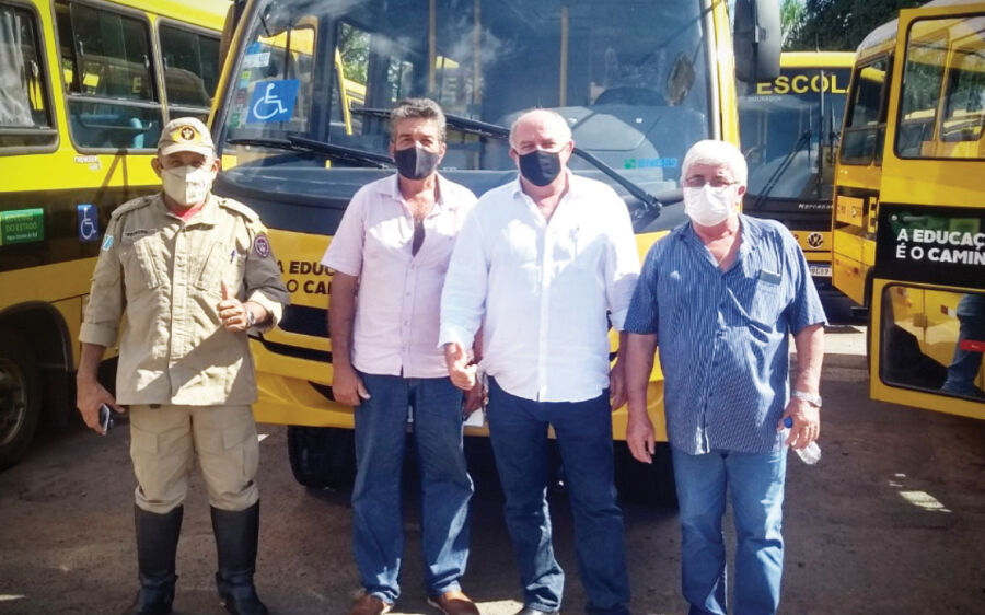 Vice-prefeito de Rio Verde, recebe 2 ônibus novos para frota escolar da cidade