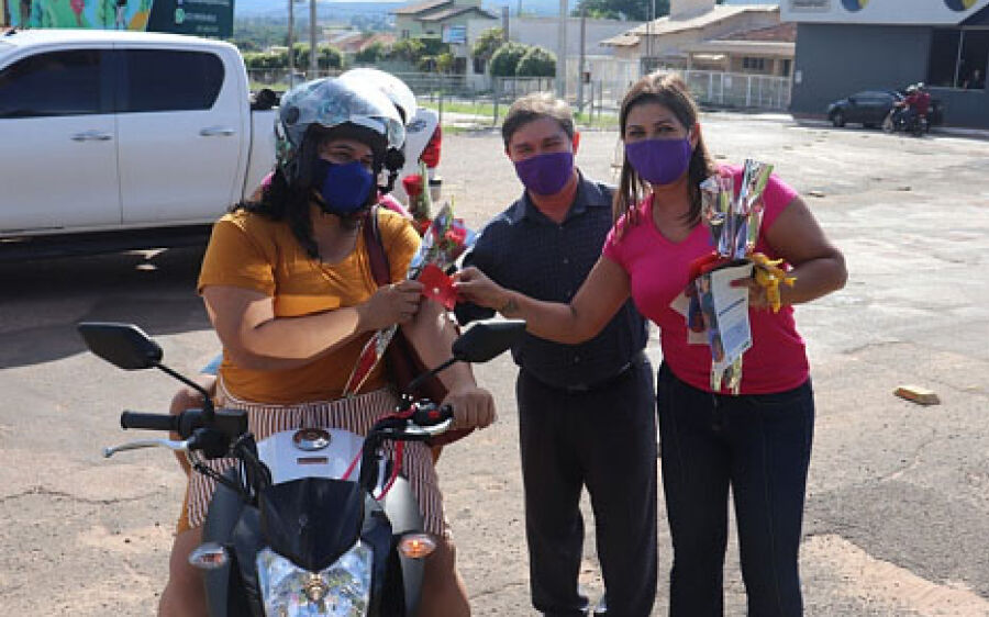 Mulheres coxinenses recebem flores no dia Internacional da Mulher