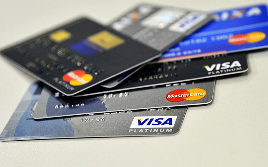 Juros anuais do cartão de crédito chegam a até 875%