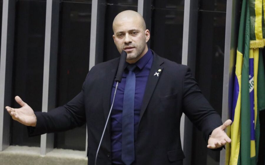 Deputado Daniel Silveira segue para prisão domiciliar