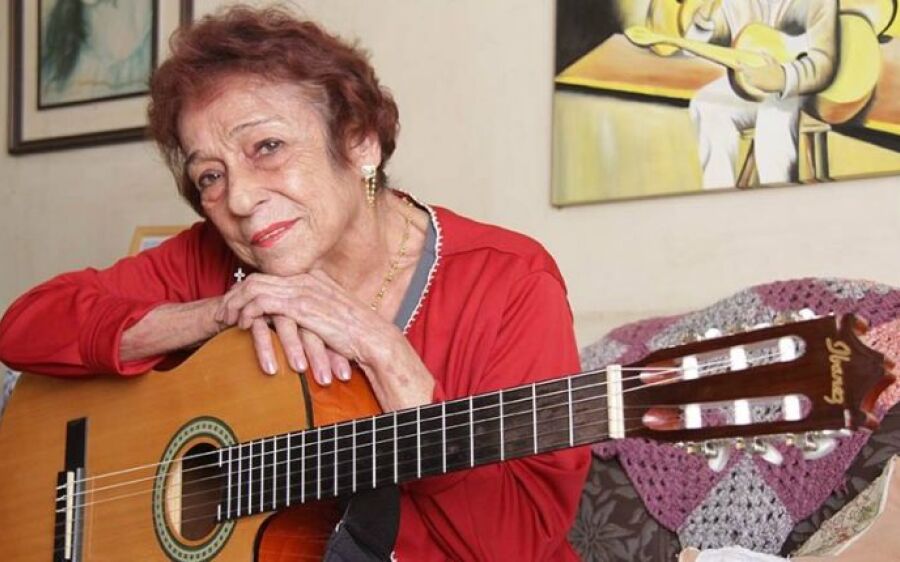 Após queda, Delinha passa noite em hospital em observação
