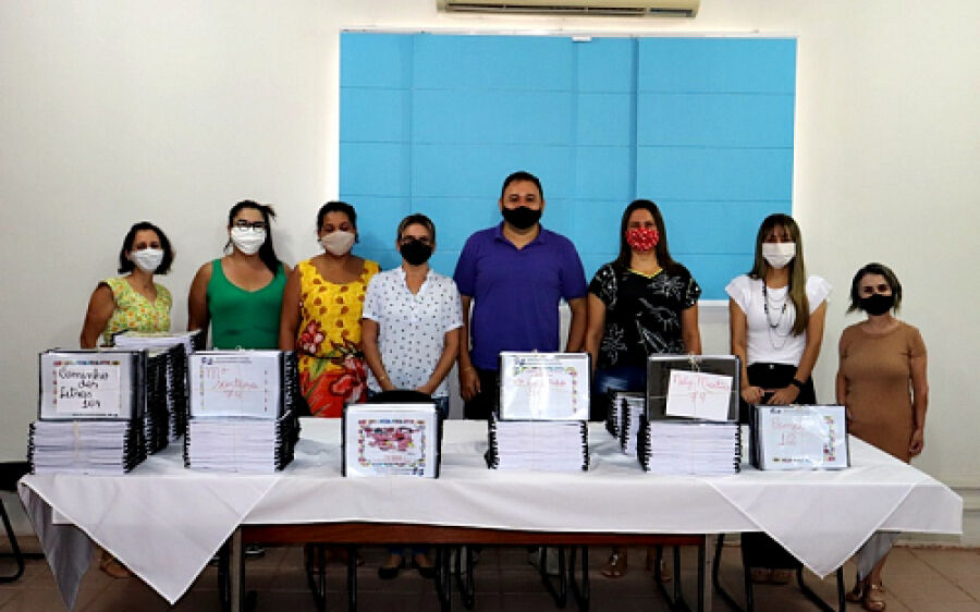 SEMED entrega apostilas para alunos da rede municipal de ensino