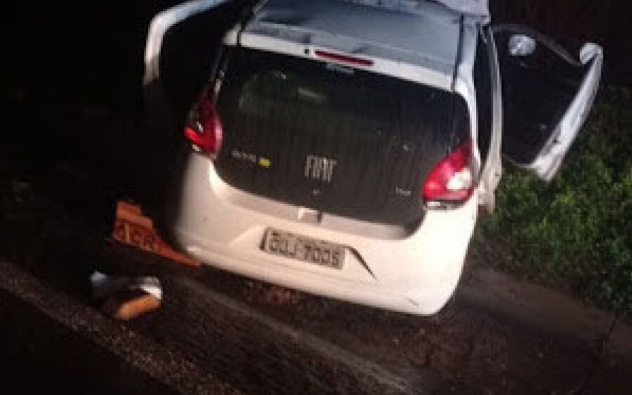Representante comercial morre após colidir veículo em placa de sinalização