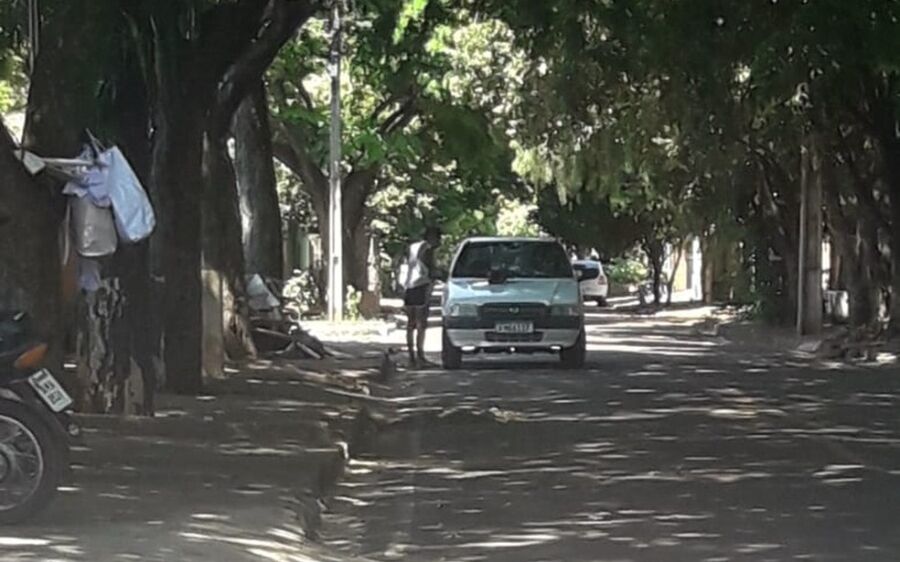 Mulher com Covid-19 cospe em pessoas na rua e é levada para a delegacia