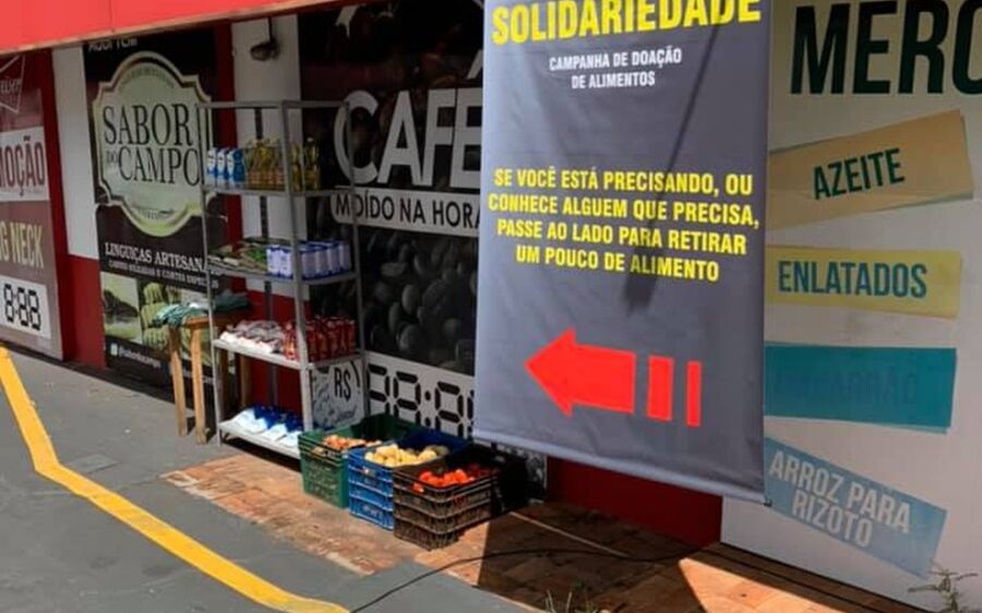 Ao ouvir 'relatos tristes na pandemia', empresário coloca prateleira no pátio de conveniência e doa 