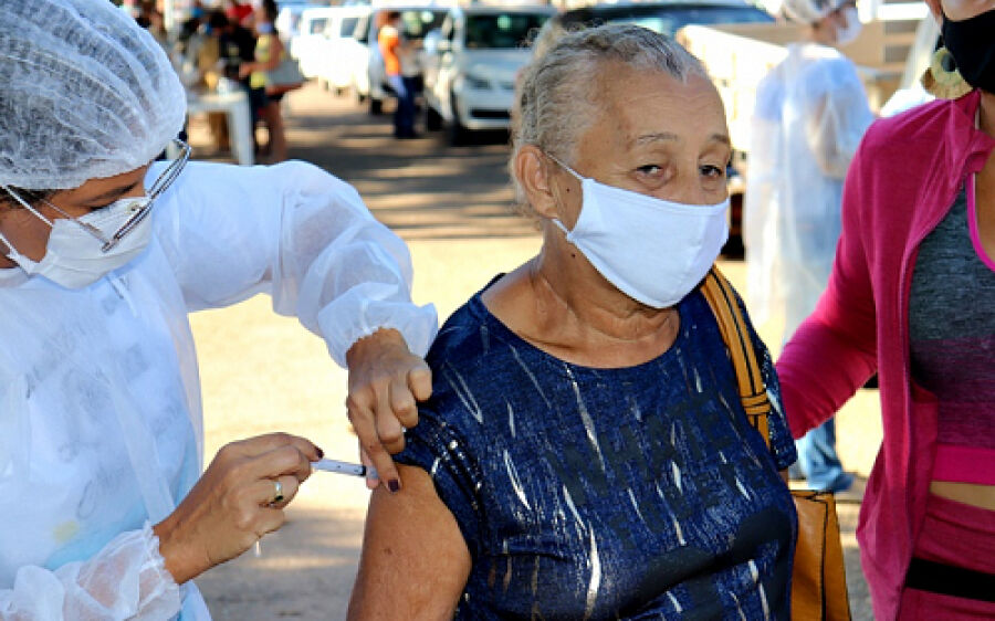 Em Coxim, 580 idosos foram imunizados ontem