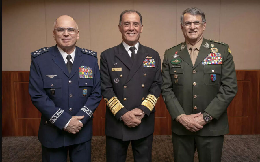Em reunião tensa, 3 comandantes das Forças Armadas são exonerados por Bolsonaro 