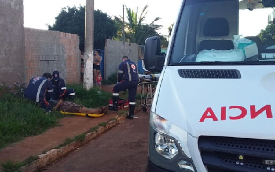 Por causa de isqueiro, mulher dá golpe de faca em homem