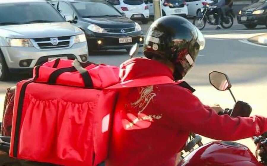 Cliente se recusa a pagar lanche e agride motoentregador