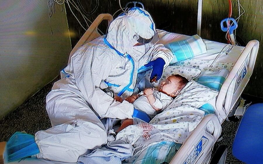 Foto de bebê com Covid sendo cuidado por enfermeira  viraliza na internet