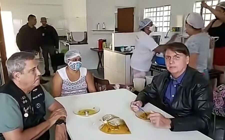 Forças Armadas devem começar a vacinar população, diz Bolsonaro