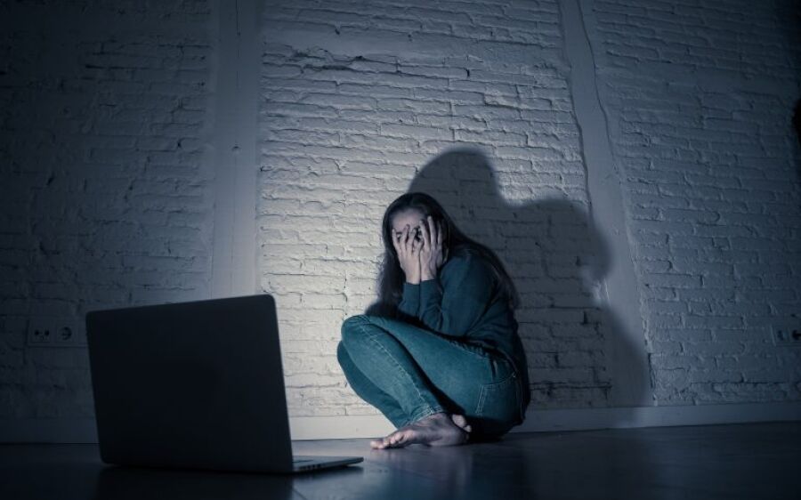 Entra em vigor lei que criminaliza perseguição, inclusive na internet