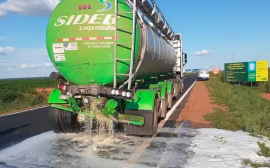Carreta perde 30 mil litros de chope que escorrem por rodovia após acidente