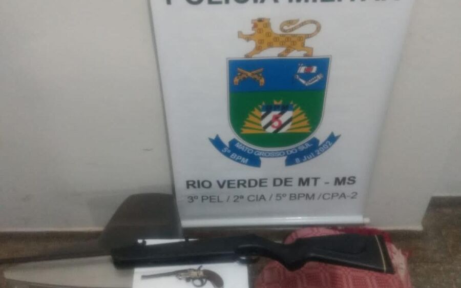Polícia militar prende autores por porte ilegal de arma após ameaçar ex-mulher