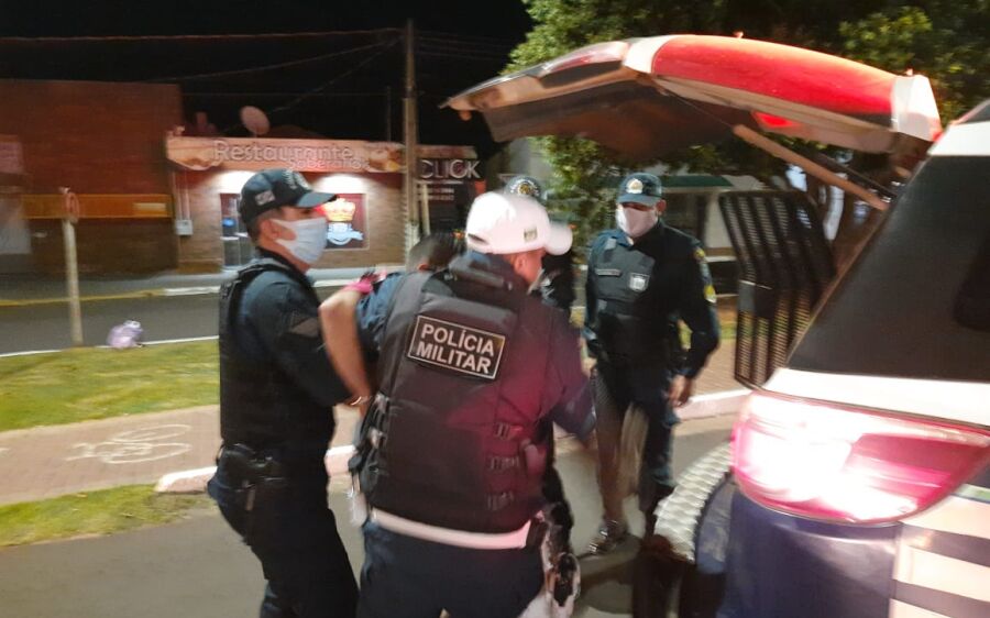 Transtornado, adolescente é apreendido por direção perigosa e porte ilegal de arma de fogo
