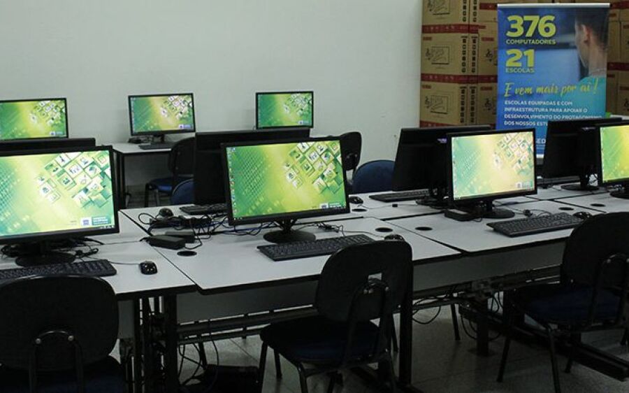 Reinaldo Azambuja entrega 376 computadores para melhorar aprendizado dos alunos
