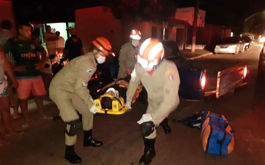 Motociclista fica ferido após colidir em picape que entrava em garagem no Mendes Mourão
