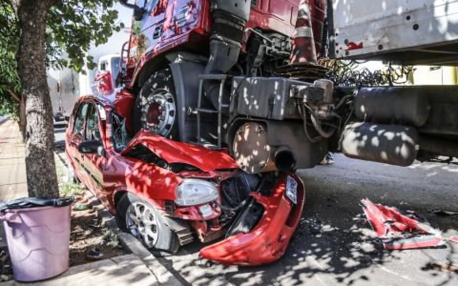 Caminhão desgovernado desce rua e esmaga  carro estacionado