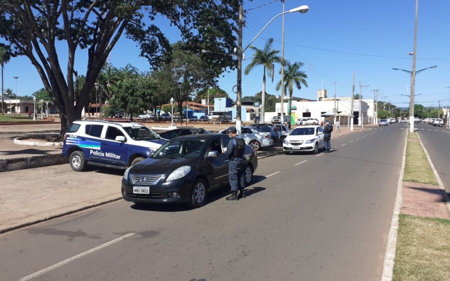 Polícia Militar realiza blitz educativa de orientação da nova legislação de trânsito em Rio Verde
