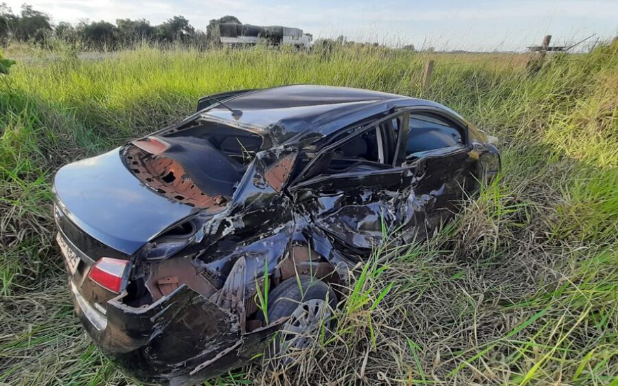 Adolescente morre e outras três pessoas ficam feridas após carro colidir contra carreta