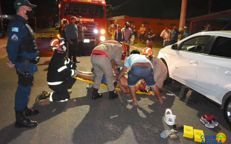 Homem É Atropelado E Fica Embaixo De Carro Após Ser Empurrado Por Mulher Em Avenida
