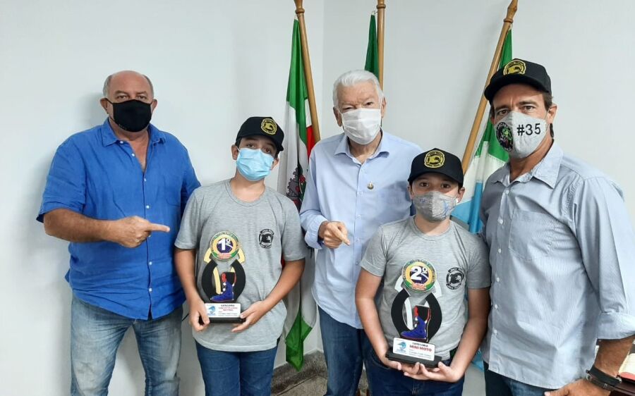 Prefeito de Rio  Verde recebe em seu gabinete os  pilotos Fábio e  Flavinho Brito