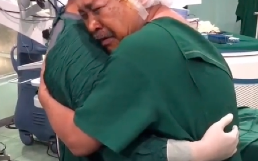 Após 19 anos, homem  volta a enxergar com  cirurgia paga por vizinhos 