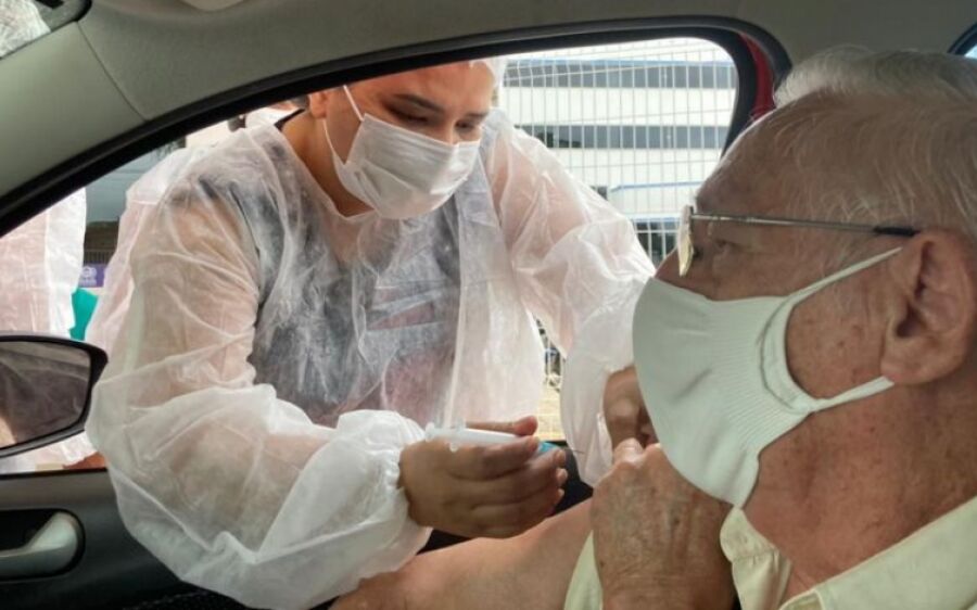 Vacinação reduz transmissão da  covid-19 em lares, mostra estudo